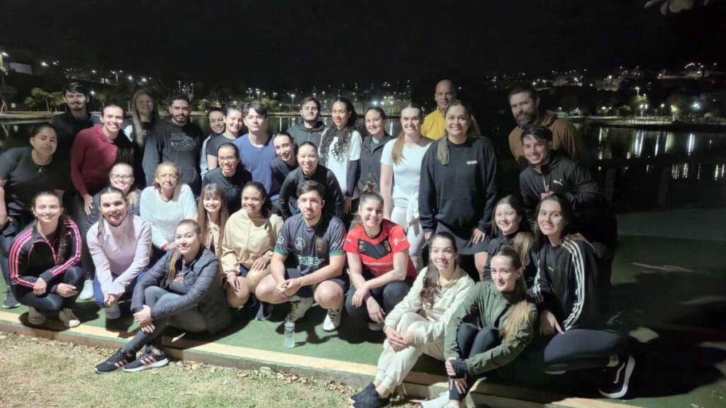 Acadêmicos de Fisioterapia da Fatec Ivaiporã analisam a biomecânica da corrida no Jardim Botânico.