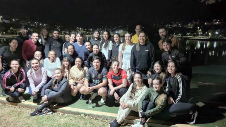Acadêmicos de Fisioterapia da Fatec Ivaiporã analisam a biomecânica da corrida no Jardim Botânico.