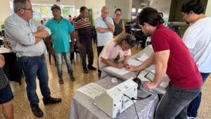 Programa Detetives da Cidadania leva orientações sobre urna eletrônica, voto consciente e combate à desinformação para idosos da região de Ivaiporã.