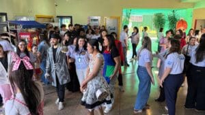 Professores e estudantes da Fatec Ivaiporã durante o primeiro Dia D de Extensão em Ação na Vila Monte Castelo