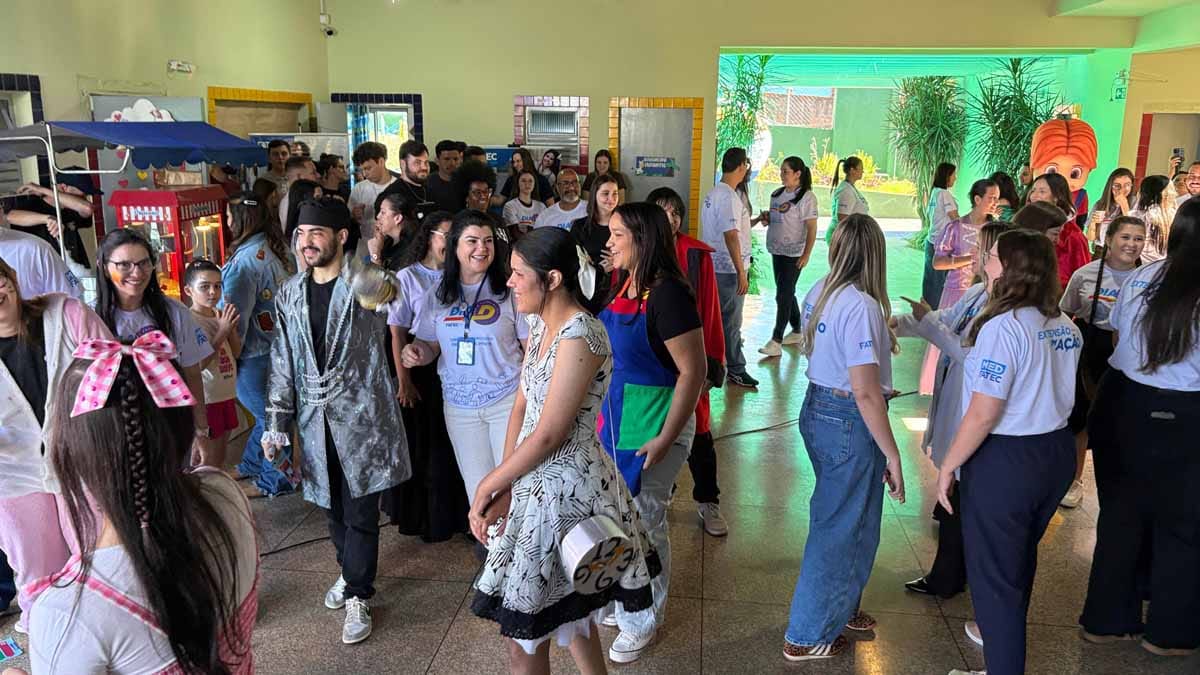 Professores e estudantes da Fatec Ivaiporã durante o primeiro Dia D de Extensão em Ação na Vila Monte Castelo