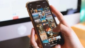 Imagem ilustrativa mostra celular com rede social; caso envolve denúncia de divulgação de fotos íntimas