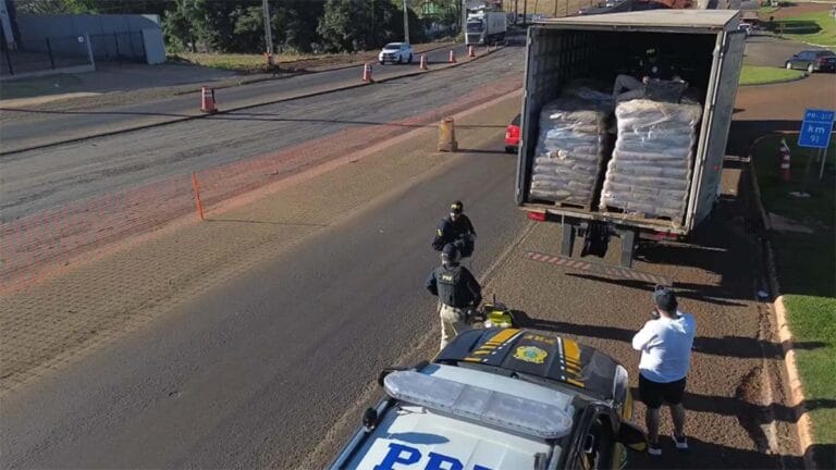PRF apreende maconha e haxixe escondidos em caminhão na PR-317 em Maringá