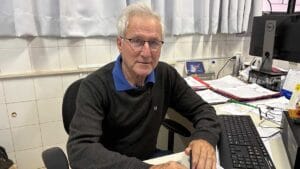 Engenheiro agrônomo Sérgio Empinotti durante o trabalho no escritório do Deral, em Ivaiporã.