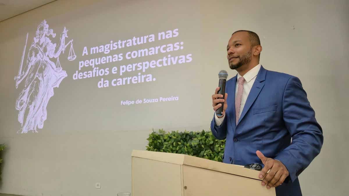 Semana Jurídica da Fatec Ivaiporã debate carreiras na magistratura e na advocacia Juiz Felipe Pereira e advogado Fabiano Souza participaram da programação da 6ª Semana Jurídica da Fatec Ivaiporã.