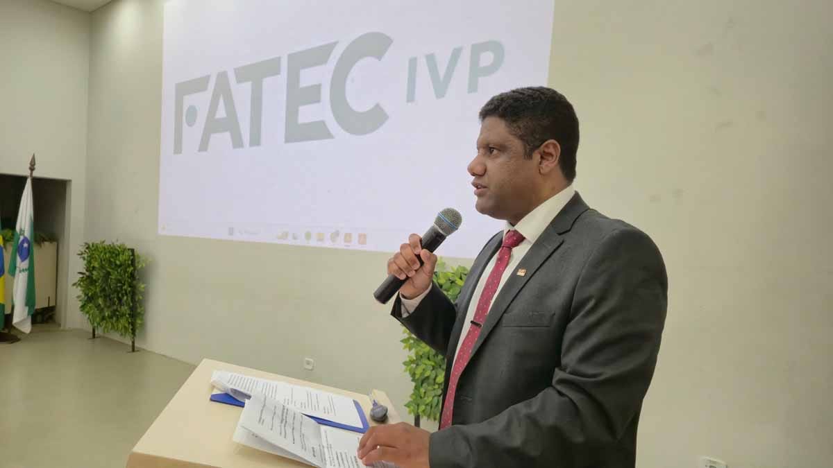 Semana Jurídica da Fatec Ivaiporã debate carreiras na magistratura e na advocacia Juiz Felipe Pereira e advogado Fabiano Souza participaram da programação da 6ª Semana Jurídica da Fatec Ivaiporã.