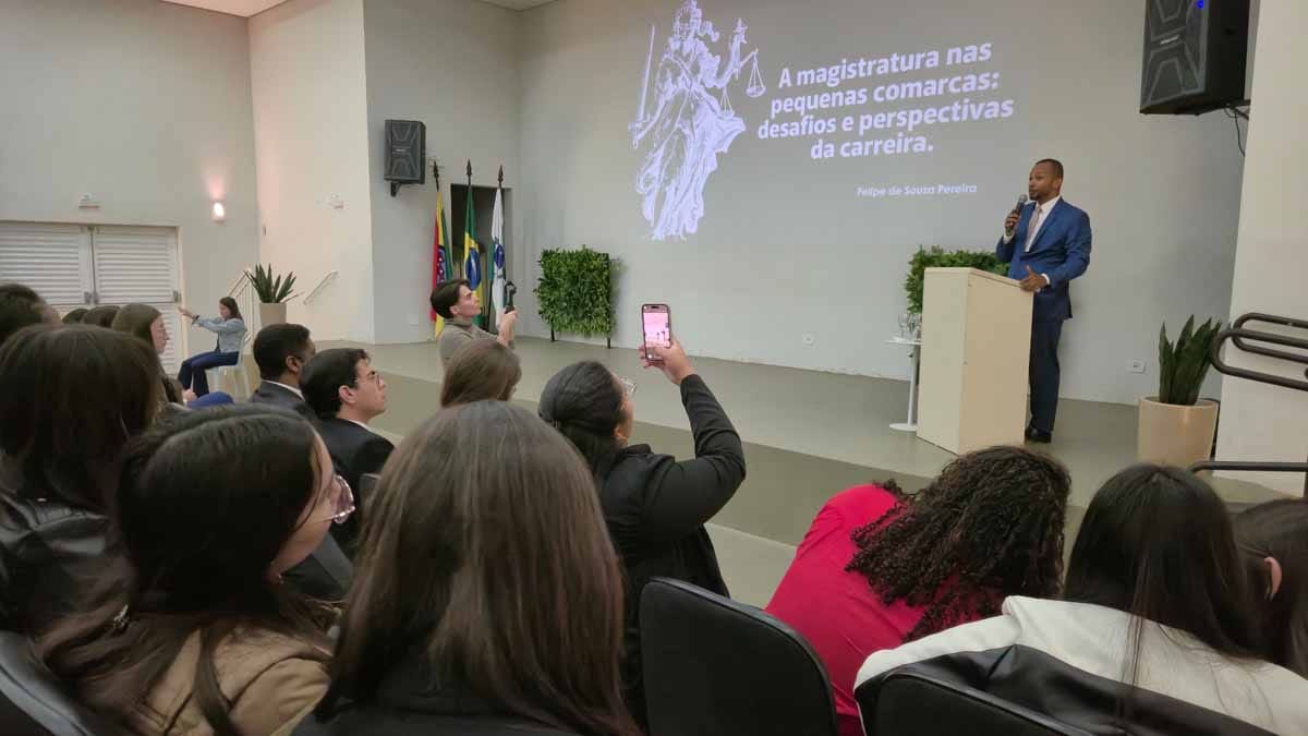 Semana Jurídica da Fatec Ivaiporã debate carreiras na magistratura e na advocacia Juiz Felipe Pereira e advogado Fabiano Souza participaram da programação da 6ª Semana Jurídica da Fatec Ivaiporã.