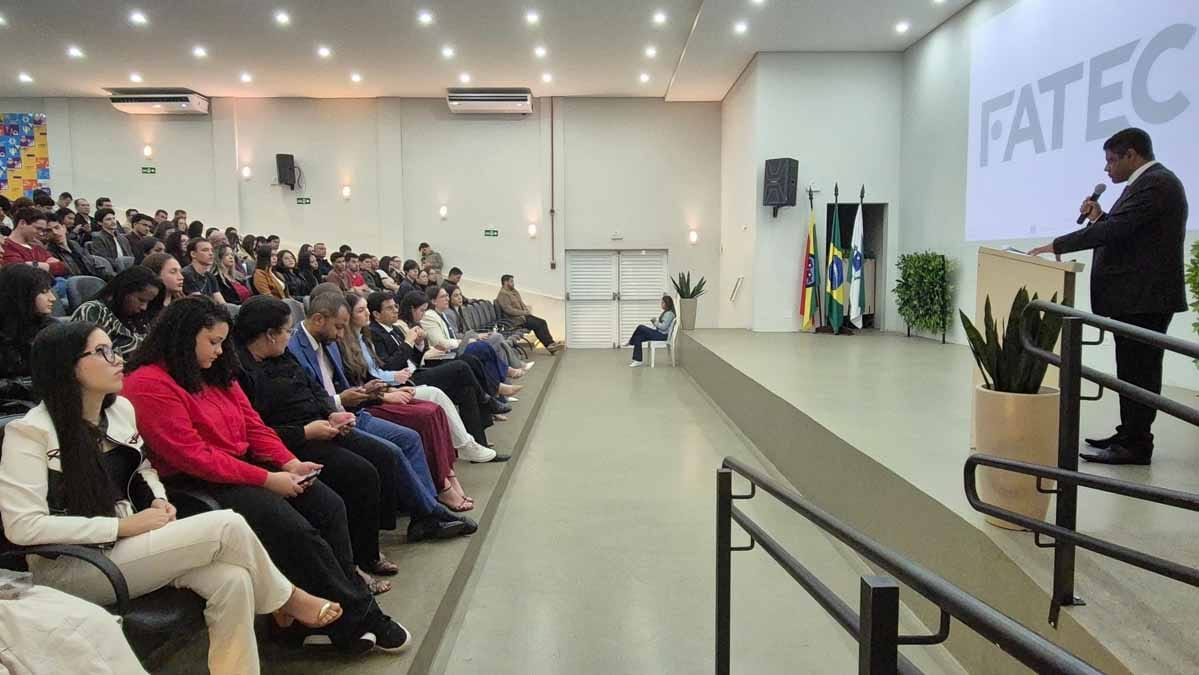 Semana Jurídica da Fatec Ivaiporã debate carreiras na magistratura e na advocacia Juiz Felipe Pereira e advogado Fabiano Souza participaram da programação da 6ª Semana Jurídica da Fatec Ivaiporã.