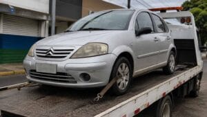 A Polícia Militar recolheu um veículo abandonado ao pátio