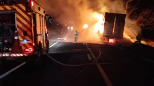 Motorista sofreu ferimentos leves após incêndio atingir o semirreboque na PR-323, em Sertanópolis