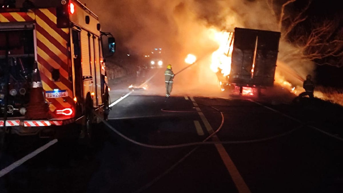 Motorista sofreu ferimentos leves após incêndio atingir o semirreboque na PR-323, em Sertanópolis