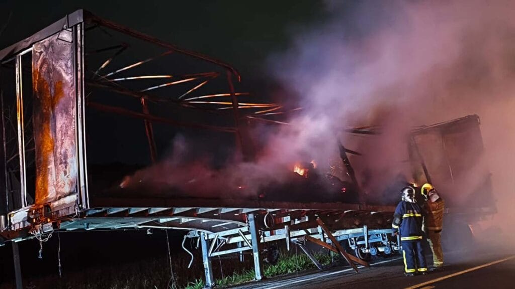Caminhão pega fogo na PR-323 e motorista fica ferido em Sertanópolis Motorista sofreu ferimentos leves após incêndio atingir o semirreboque na PR-323, em Sertanópolis