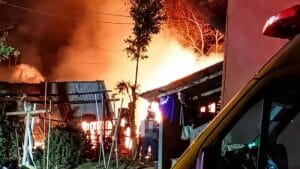 Incêndio atingiu uma residência no Jardim Alvorada, em Ivaiporã, durante a madrugada deste sábado (29).