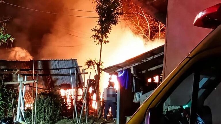 Incêndio atingiu uma residência no Jardim Alvorada, em Ivaiporã, durante a madrugada deste sábado (29).