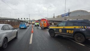 Viatura da Polícia Rodoviária Federal durante atendimento a uma ocorrência de mal súbito na BR-376, em Sarandi, onde um motorista morreu