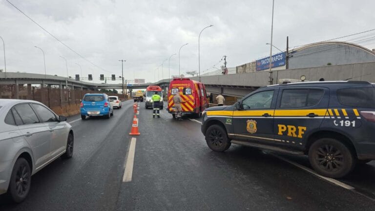 Viatura da Polícia Rodoviária Federal durante atendimento a uma ocorrência de mal súbito na BR-376, em Sarandi, onde um motorista morreu
