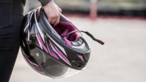 Mulher segura um capacete de motocicleta nas mãos, em imagem ilustrativa usada para representar uma ocorrência de agressão em Ivaiporã