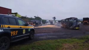 Ônibus de passageiros bateu na traseira de uma carreta carregada com milho na BR-376, entre Imbaú e Ortigueira