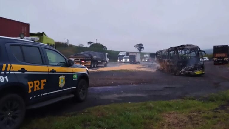 Ônibus de passageiros bateu na traseira de uma carreta carregada com milho na BR-376, entre Imbaú e Ortigueira