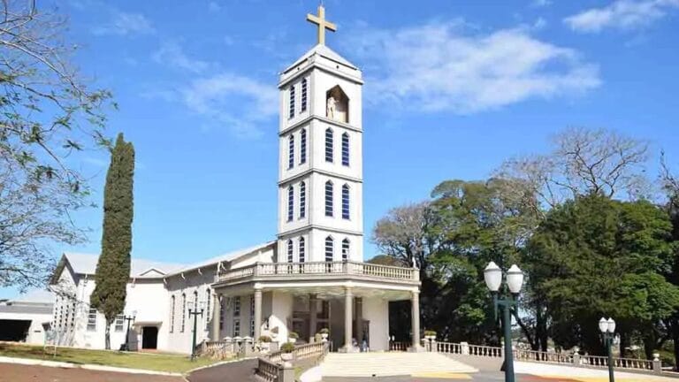 Fiéis participam de celebração na Paróquia Bom Jesus durante a festa do padroeiro de Ivaiporã.
