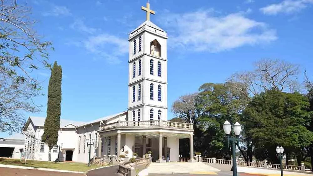 Fiéis participam de celebração na Paróquia Bom Jesus durante a festa do padroeiro de Ivaiporã.