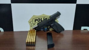 Pistola e munições apreendidas pela Polícia Civil durante investigação de violência doméstica em Ivaiporã.