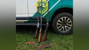 Polícia Ambiental apreendeu três espingardas e 24 munições em área ambiental de Jardim Alegre.