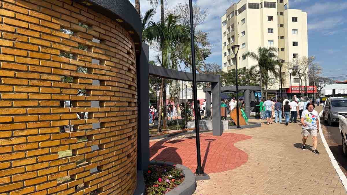 Prefeitura de Ivaiporã inaugura revitalização da Praça Mário Moreira Bonfim Praça Mário Moreira Bonfim recebeu melhorias na estrutura, iluminação, paisagismo e mobiliário.