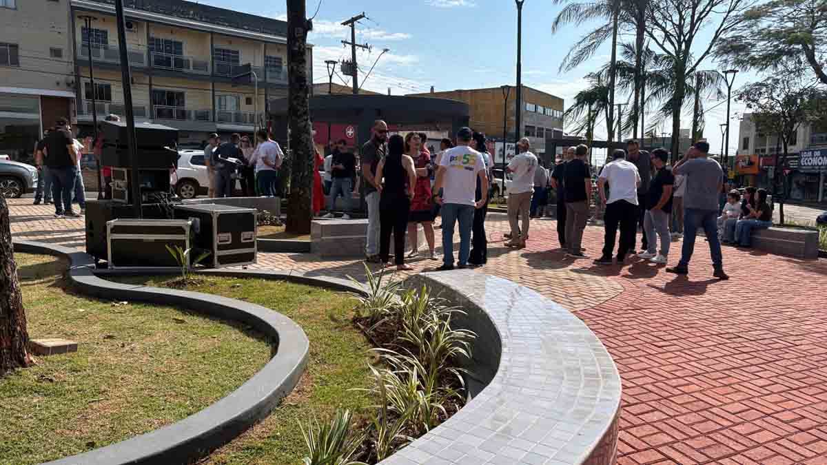 Prefeitura de Ivaiporã inaugura revitalização da Praça Mário Moreira Bonfim Praça Mário Moreira Bonfim recebeu melhorias na estrutura, iluminação, paisagismo e mobiliário.