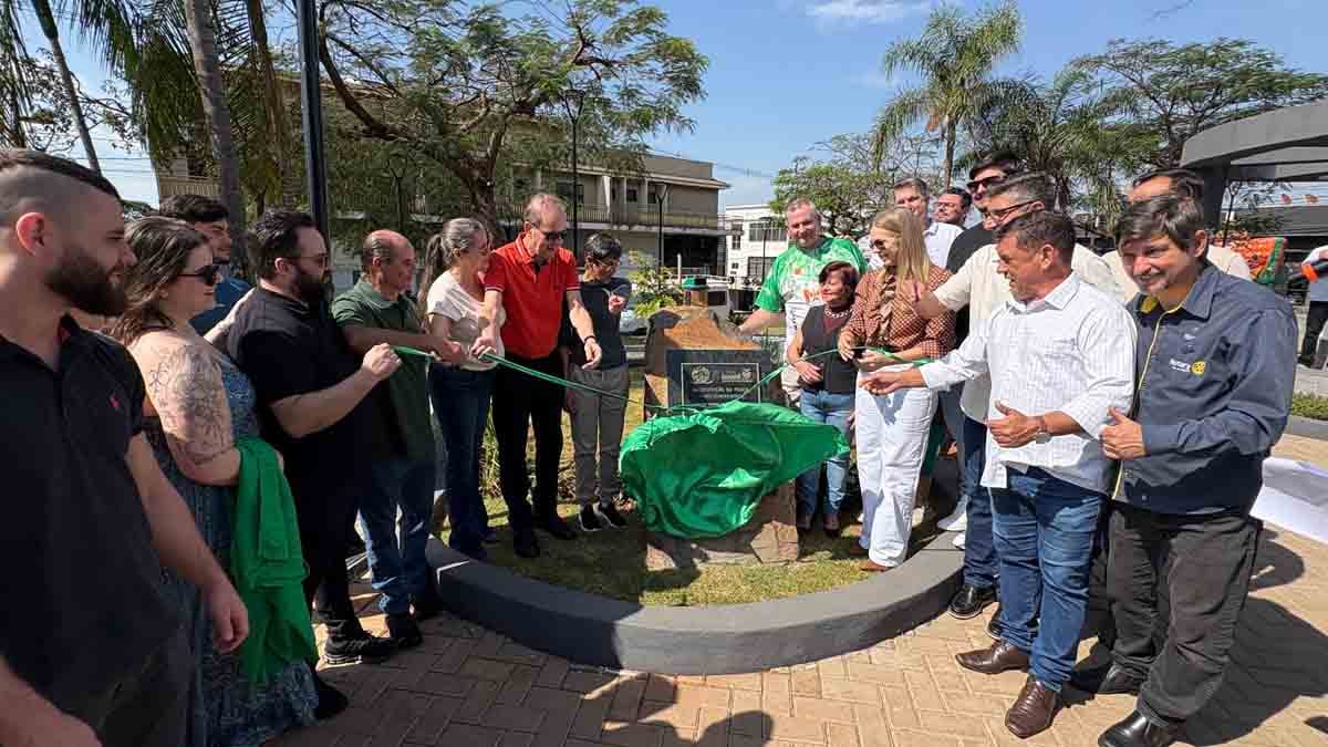 Prefeitura de Ivaiporã inaugura revitalização da Praça Mário Moreira Bonfim praca-mario-bonfim (4)