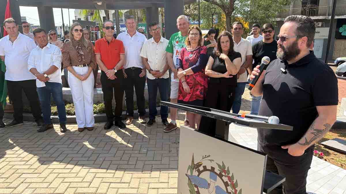 Prefeitura de Ivaiporã inaugura revitalização da Praça Mário Moreira Bonfim Praça Mário Moreira Bonfim recebeu melhorias na estrutura, iluminação, paisagismo e mobiliário.