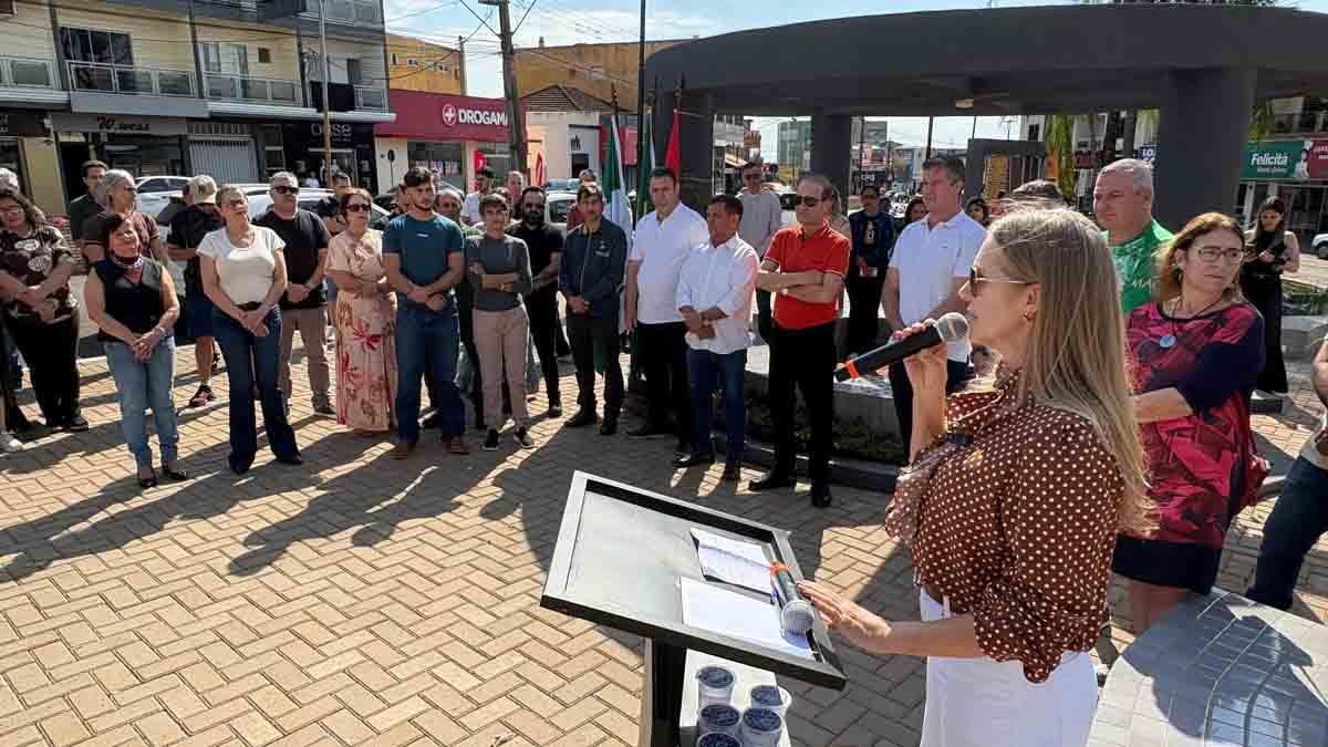 Prefeitura de Ivaiporã inaugura revitalização da Praça Mário Moreira Bonfim Praça Mário Moreira Bonfim recebeu melhorias na estrutura, iluminação, paisagismo e mobiliário.