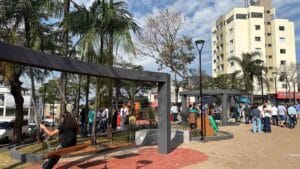 Praça Mário Moreira Bonfim recebeu melhorias na estrutura, iluminação, paisagismo e mobiliário.