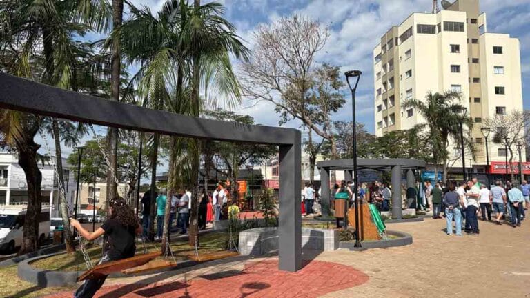 Ivan Maldonado / Notícias Online Praça Mário Moreira Bonfim recebeu melhorias na estrutura, iluminação, paisagismo e mobiliário.