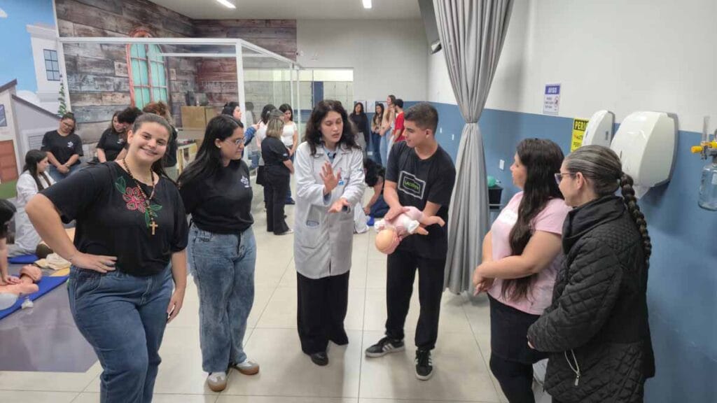 Projeto Estrela da Vida da Fatec Ivaiporã conclui capacitação em primeiros socorros Acadêmicos de Pedagogia e professores participam de capacitação em primeiros socorros na Fatec Ivaiporã.