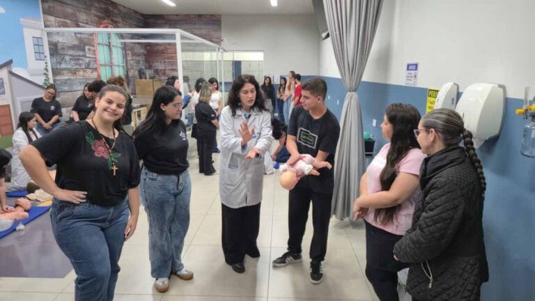 Acadêmicos de Pedagogia e professores participam de capacitação em primeiros socorros na Fatec Ivaiporã.