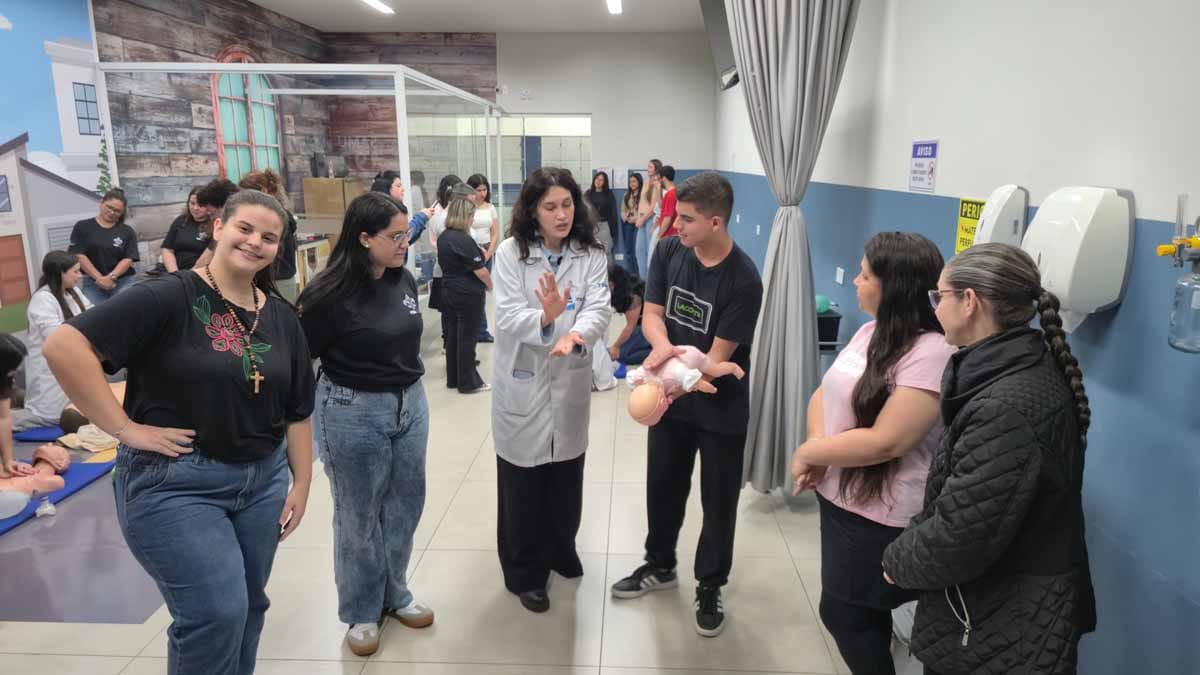 Ivan Maldonado / Notícias Online Acadêmicos de Pedagogia e professores participam de capacitação em primeiros socorros na Fatec Ivaiporã.