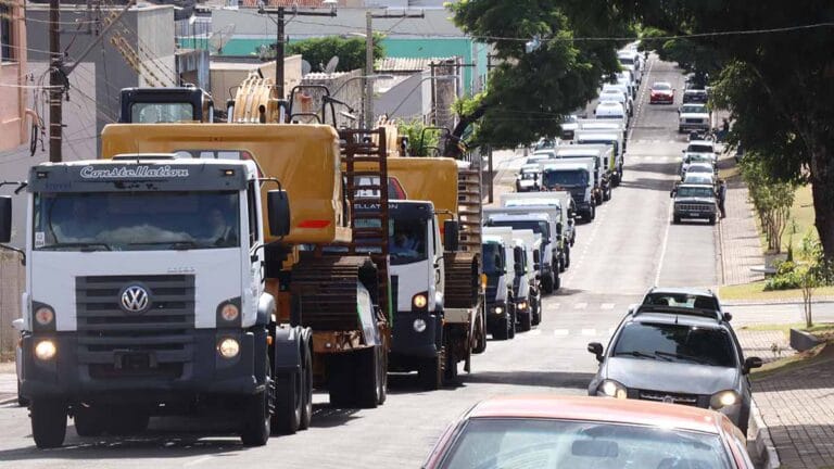 foram comprados 87 veículos leves e utilitários