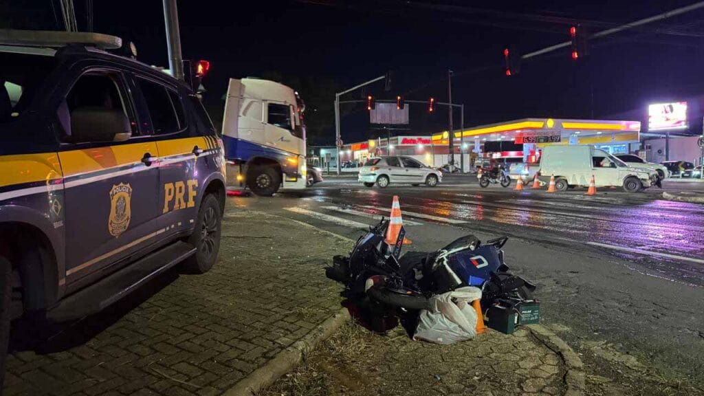 acidente entre uma scooter e uma Fiat Fiorino em Maringá