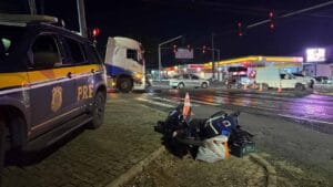 acidente entre uma scooter e uma Fiat Fiorino em Maringá