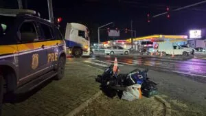 acidente entre uma scooter e uma Fiat Fiorino em Maringá
