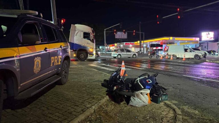 acidente entre uma scooter e uma Fiat Fiorino em Maringá