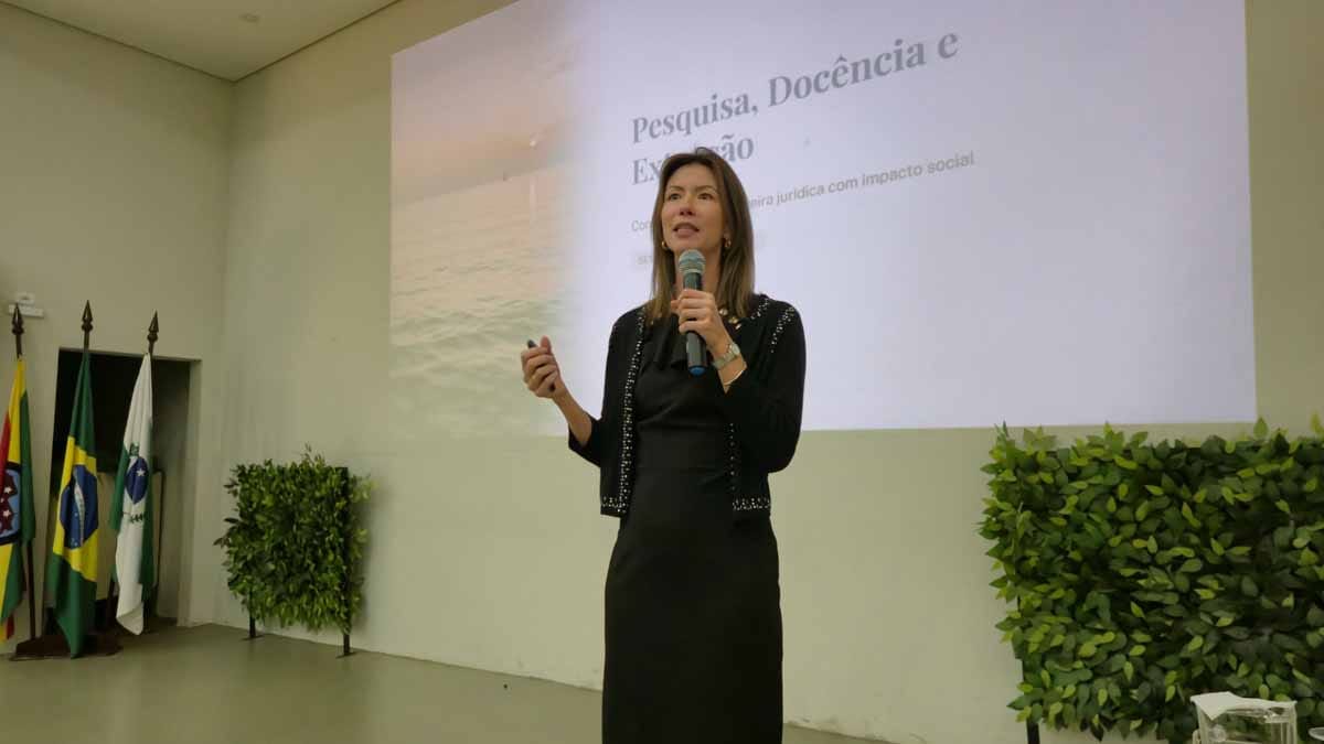 Ivan Maldonado / Notícias Online Professora Isadora Vier Machado durante palestra na 6ª Semana Jurídica da Fatec Ivaiporã