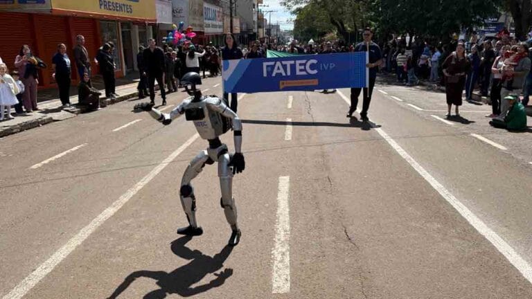 Fatec Ivaiporã levou 1.600 alunos e representantes dos 17 cursos ao Desfile Cívico de Ivaiporã.