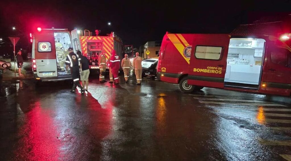 Bombeiros e Samu atendem ocorrência de acidente de trânsito em Ivaiporã