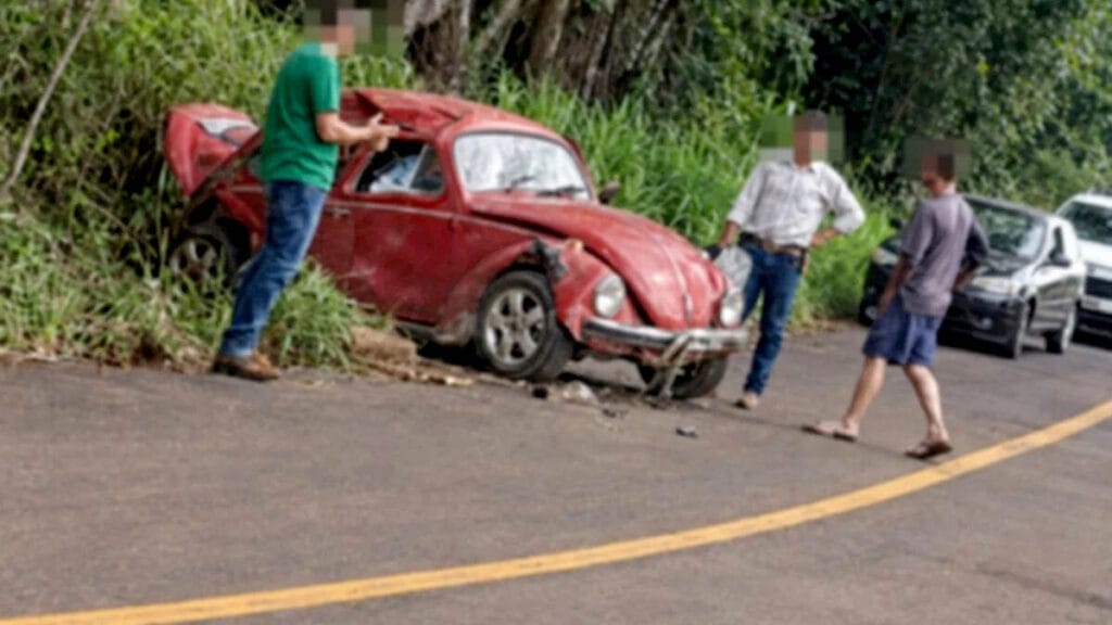 Fusca foi guinchado ao pátio da 6ª CIPM após capotar na Rodovia Nicolau Koltun, em Ivaiporã.