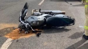 Motocicleta envolvida na colisão com um carro na Avenida Governador Roberto da Silveira, em Apucarana.