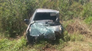 Hyundai HB20 ficou com a parte dianteira destruída após a colisão na PR-170, em Guarapuava.