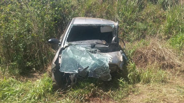 Homem morre após carro bater de frente com caminhão na PR-170 em Guarapuava Hyundai HB20 ficou com a parte dianteira destruída após a colisão na PR-170, em Guarapuava.