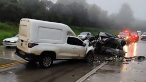 Renault Logan aquaplanou durante forte chuva e bateu contra uma Fiat Strada em Palmas